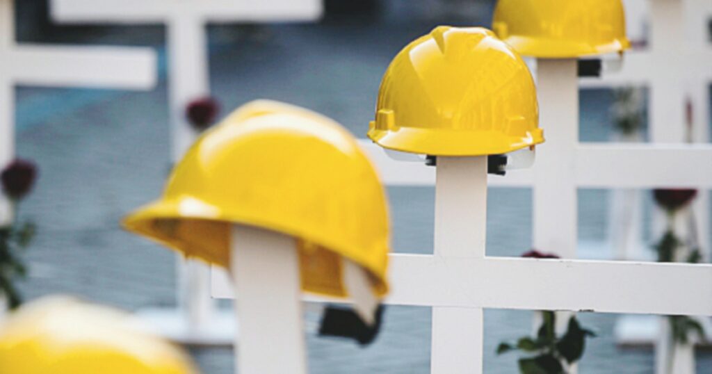Incidente sul lavoro a Torino, il cestello di una gru precipita da 12 metri: morto un operaio di 69 anni. Ferito un collega