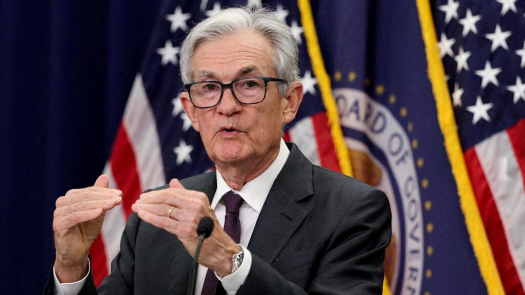 La Fed taglia i tassi di 25 punti: “L’inflazione resta elevata”. Il trumpiano Miran vota contro