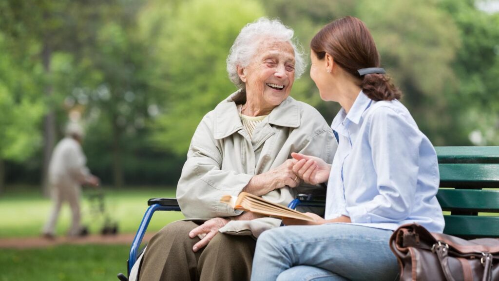 Le difficoltà dei caregiver, dalla solitudine ai costi dell’assistenza