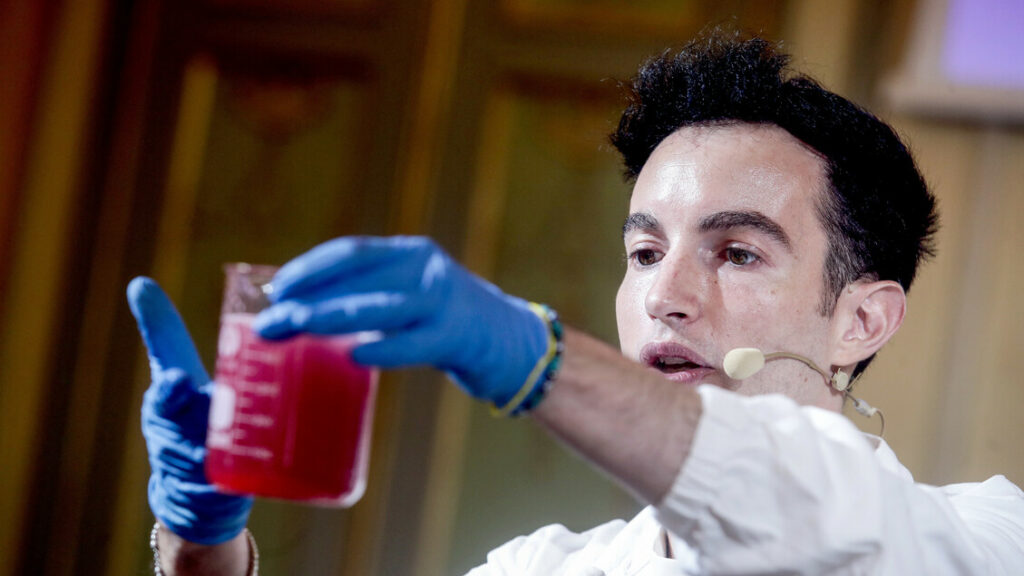 Lo scienziato che spiega ai bambini la chimica e i cosmetici - Notizie