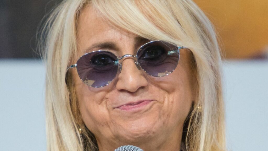 Luciana Littizzetto: «Mi piacerebbe innamorarmi di nuovo, ma l’amore non arriva. Forse hanno paura di me, in realtà sono una cretina qualsiasi» Vanity Fair Italia