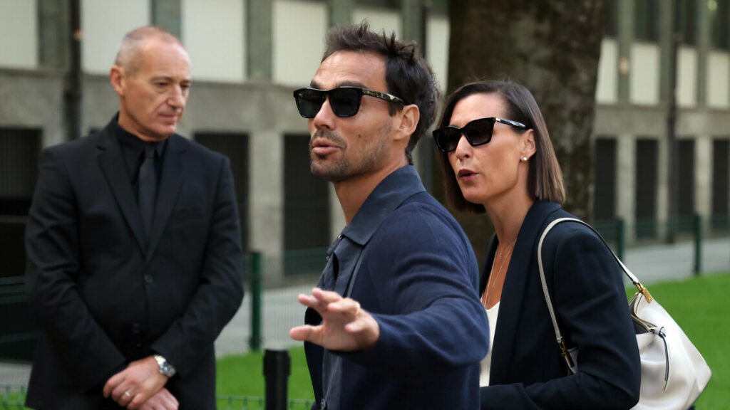 Lunga fila di persone per l'ultimo saluto ad Armani nel secondo giorno di camera ardente - Notizie