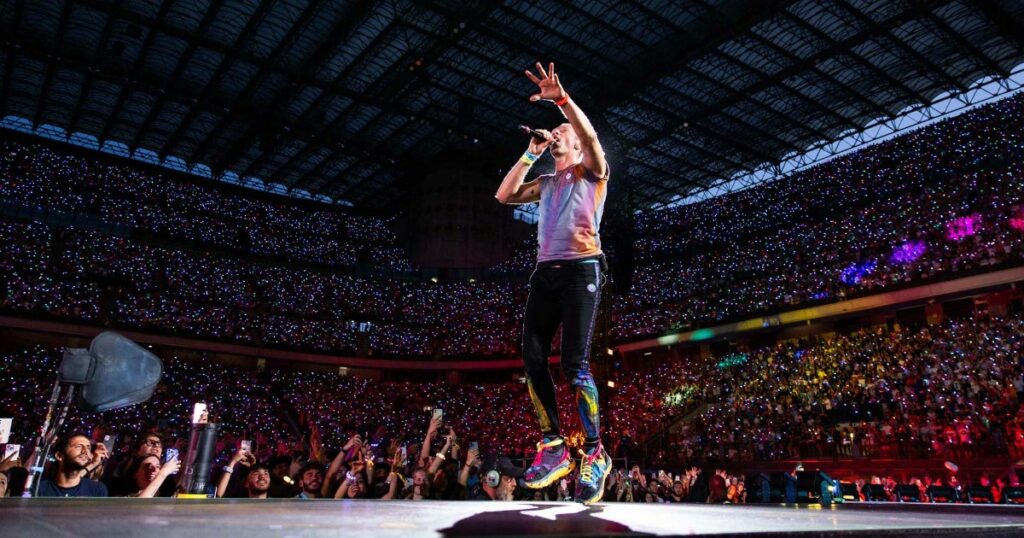 "Mandate amore alla famiglia di Charlie Kirk": Chris Martin e i Coldplay fischiati dai fan