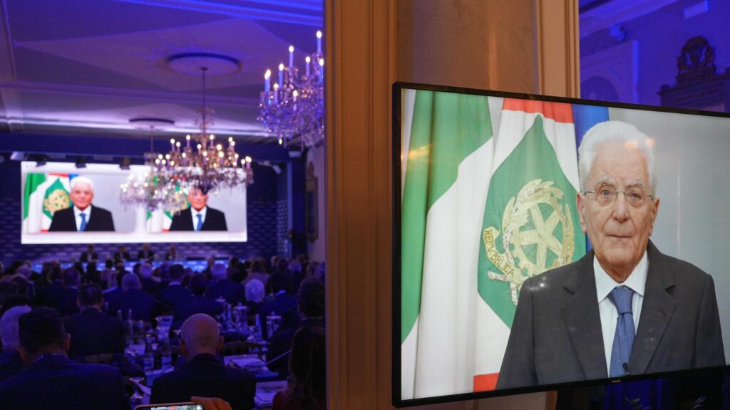 Mattarella: “Il mondo ha bisogno dell’Europa, area di pace ma alcuni la considerano nemico. Perché?” Mattarella: “Il mondo ha bisogno dell’Europa, area di pace ma alcuni la considerano nemico. Perché?”
