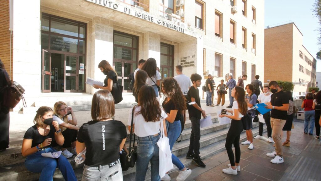 Medicina, al via il semestre “filtro”: quasi 54mila studenti in aula. Il 70% sono donne Medicina, al via il semestre “filtro”: quasi 54mila studenti in aula. Il 70% sono donne