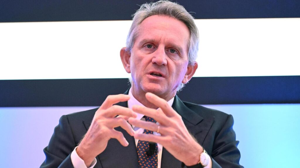 Mediobanca, l’addio dorato di Nagel: 18 milioni di compensi fino al 2032