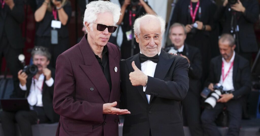 Mostra del Cinema di Venezia: i vincitori, i premi e il red carpet. Porcaroli dedica il premio "agli amici della Flotilla"