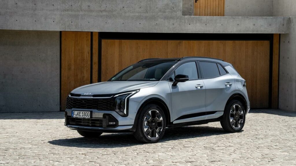 Nuova Kia Sportage: il C-SUV best-seller si rinnova con più design, tecnologia ed elettrificazione | Prezzi, caratteristiche e allestimenti - News