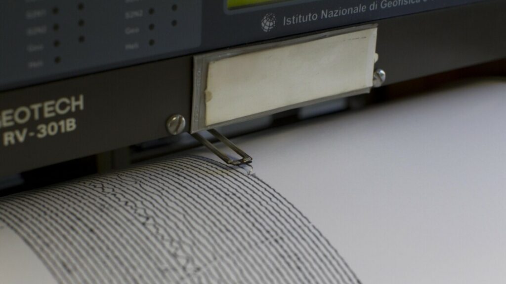 Nuove scosse di terremoto ai Campi Flegrei, due di magnitudo 2.8 - Notizie