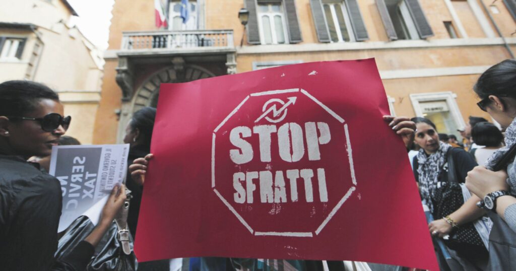 Padre 91enne e figlio disabile sfrattati a Milano: "L'edificio è stato venduto"