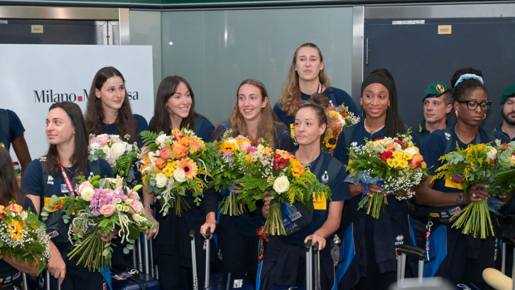 Pallavolo: Rientro da star per le azzurre, cori e applausi - Notizie