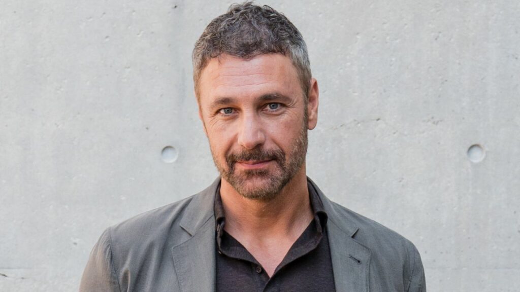 Raoul Bova racconta la sua verità a Verissimo dopo lo scandalo mediatico degli audio rubati: «Un accanimento enorme, credevo di essere in un film. Con Rocío spero che poi ci sia armonia» Vanity Fair Italia