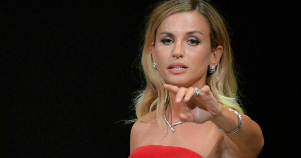 “Revocate la Venezi”. Fioccano disdette, sfiduciato il sovrintendente “Revocate la Venezi”. Fioccano disdette, sfiduciato il sovrintendente
