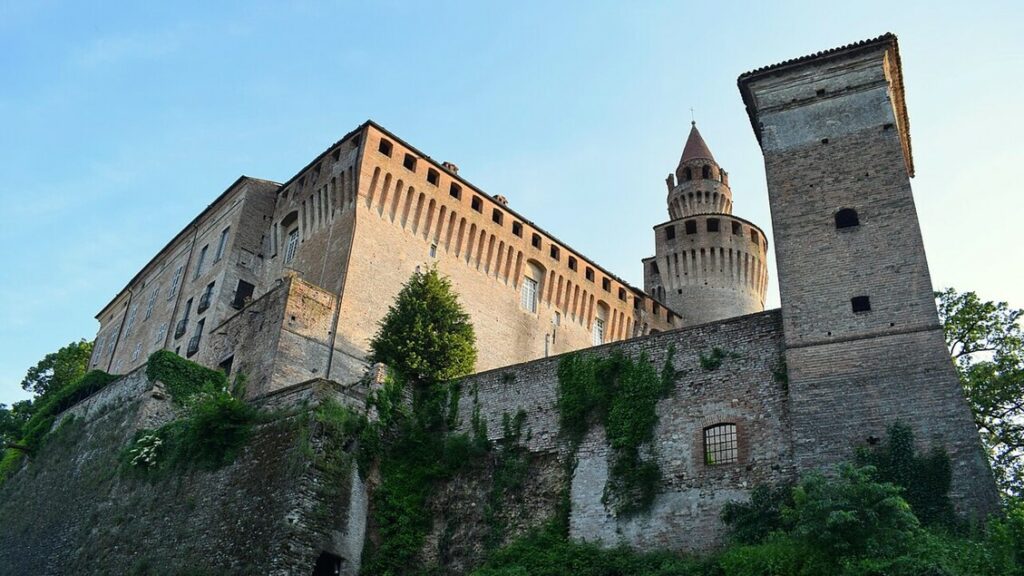Rivalta, il borgo medievale riaccoglie lo stilista - Notizie