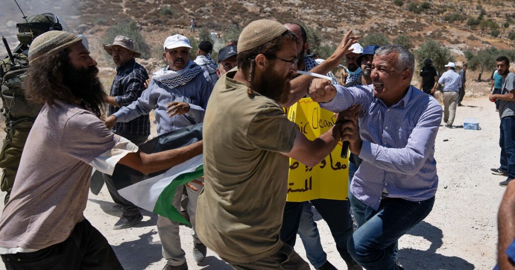 “Sanzioni ai coloni israeliani? Sono inutili, la loro è una violenza di stato. L’Ue sospenda tutti gli accordi”: intervista al giurista Mariniello