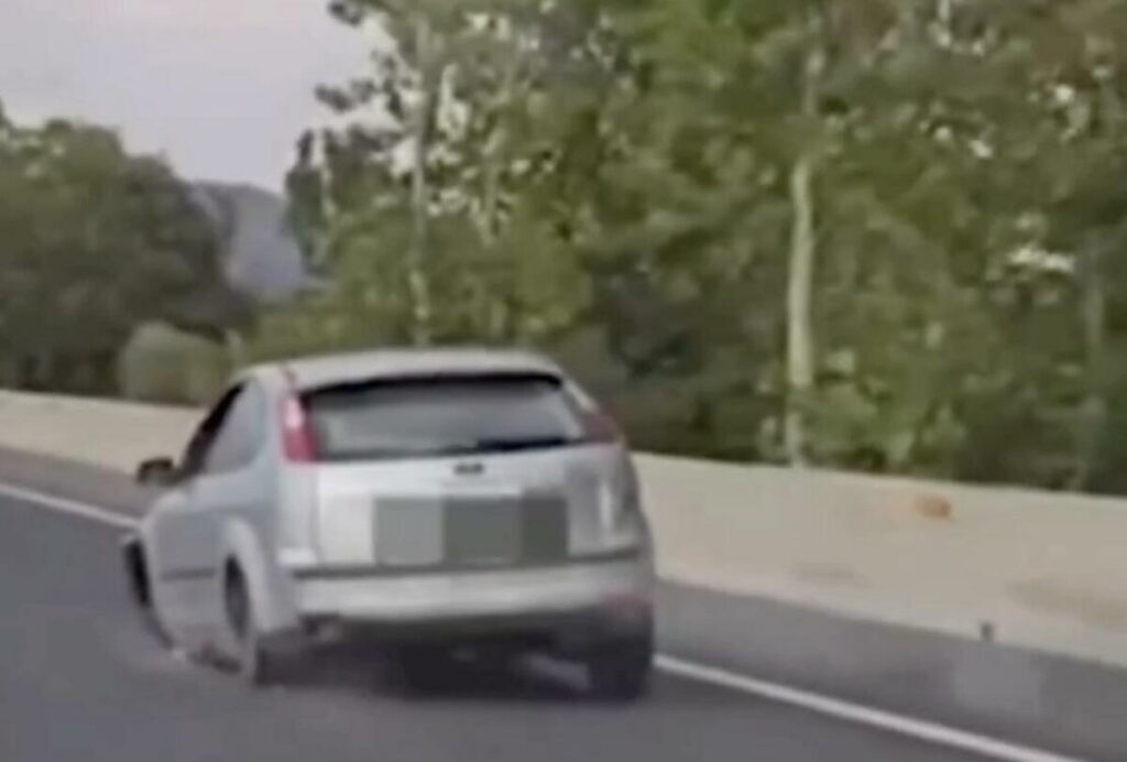 Sciame di scintille a Maiorca: donna ubriaca guida una Ford Focus senza due ruote per 14 km - News