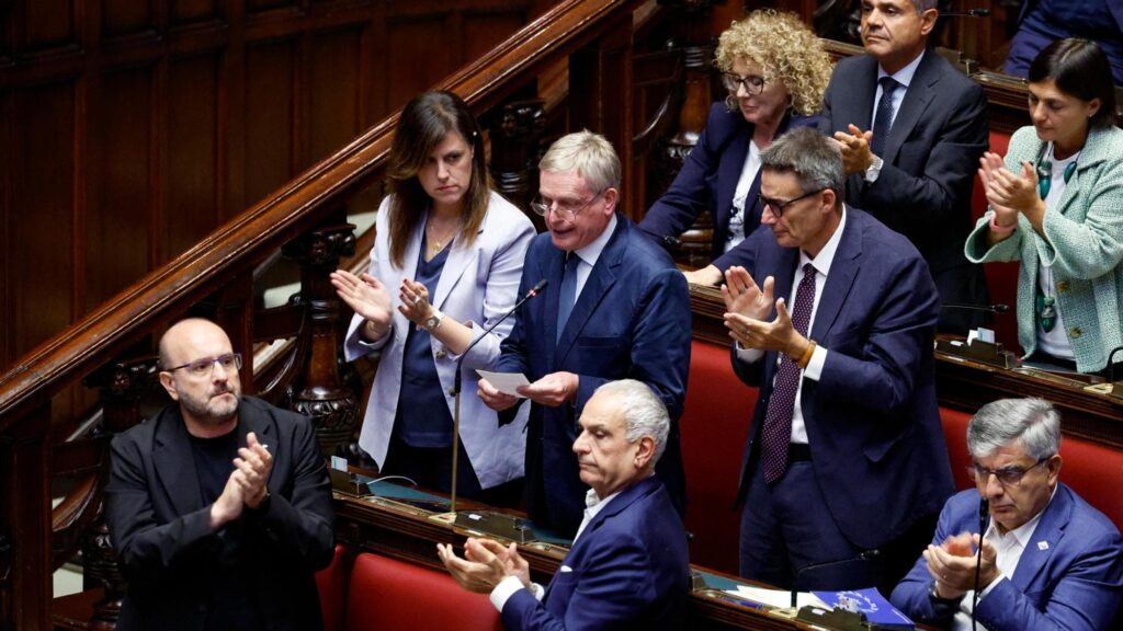 Scontro tra maggioranza e opposizione durante il ricordo di Kirk: “Basta odio”, “Strumentalizzate”