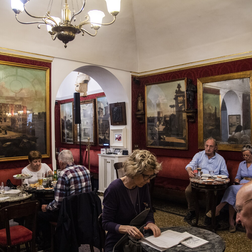 Sequestrati i beni vincolati dello storico Caffè Greco Sequestrati i beni vincolati dello storico Caffè Greco