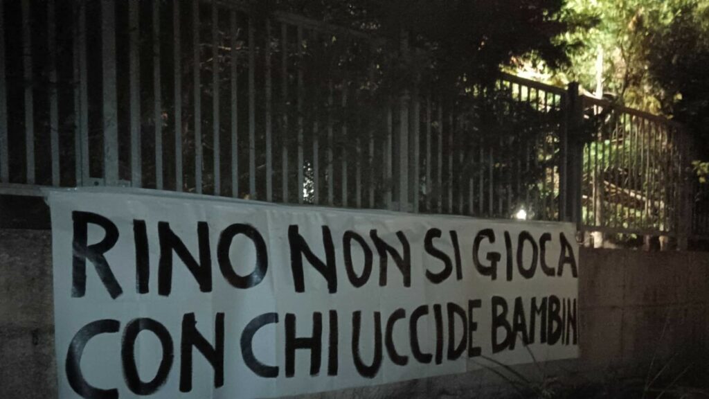 Slogan sotto casa Gattuso ‘non si gioca con chi uccide bambini’ – Notizie Slogan sotto casa Gattuso 'non si gioca con chi uccide bambini' - Notizie