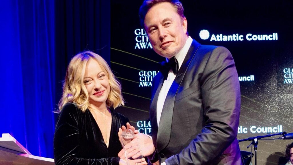 Stroppa critica il governo sugli sbarchi, Musk condivide il post