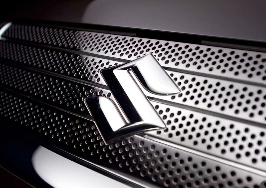 Suzuki cambia logo dopo 22 anni: addio cromo, benvenuto argento per salvare il pianeta - News