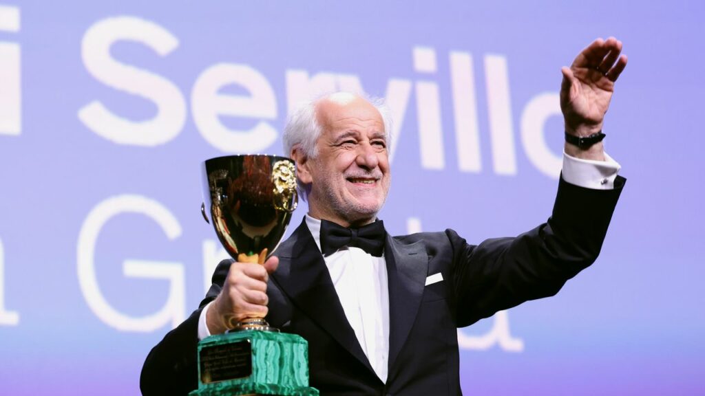 Toni Servillo vince la Coppa Volpi al Festival di Venezia 2025: «Ammiro chi si è messo in mare per raggiungere la Palestina e portare un segno di umanità» Vanity Fair Italia