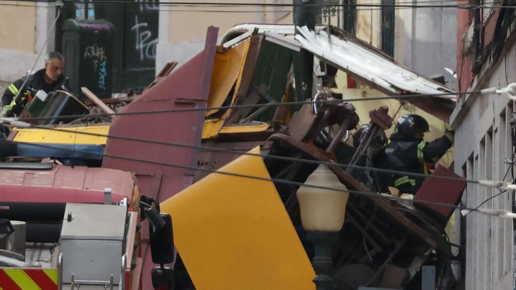 Tragedia a Lisbona, le immagini dell'elevatore crollato nel centro della città - Primopiano