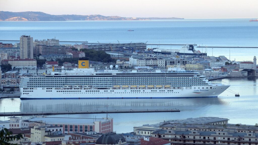 Trieste come Venezia: il boom dei crocieristi divide la città Trieste come Venezia: il boom dei crocieristi divide la città