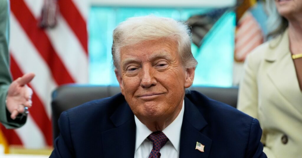 Trump fa causa al New York Times per 15 miliardi: "Peggiore giornale della storia"