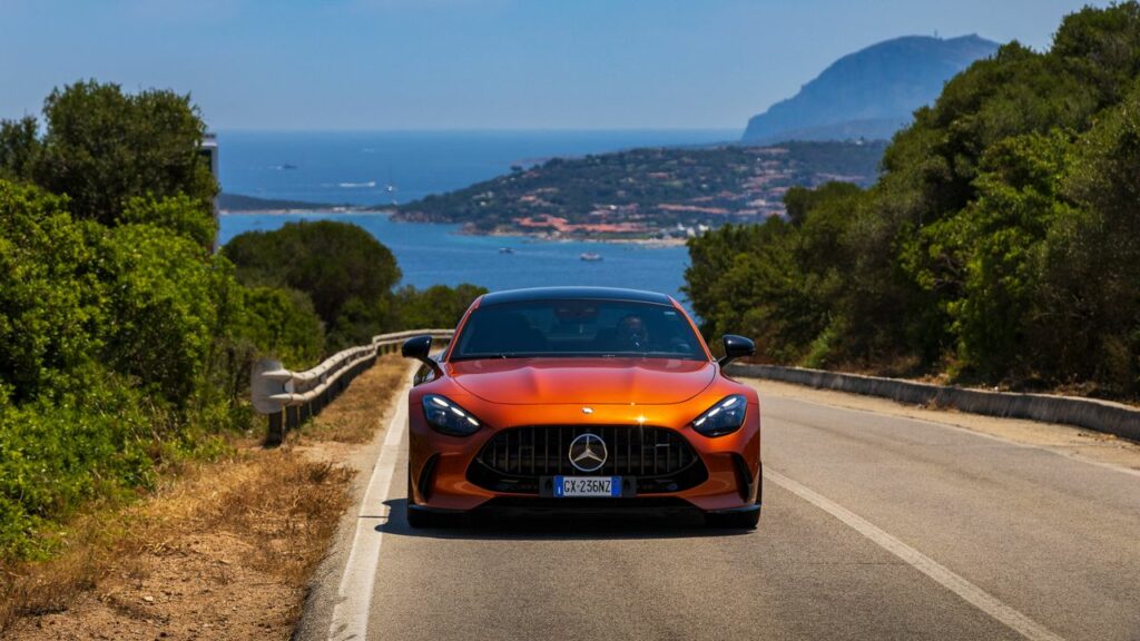 Tutte le sfumature della Sardegna con Mercedes AMG-GT: la versatilità è andare oltre Vanity Fair Italia