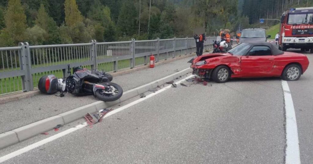 Val d'Ega: scontro tra due motociclisti e un'auto, i feriti trasportati a Bolzano - Bolzano