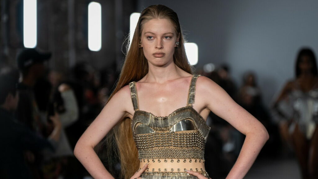 Vivian Wilson, la figlia di Musk, debutta alla Fashion Week NY – Moda Vivian Wilson, la figlia di Musk, debutta alla Fashion Week NY - Moda