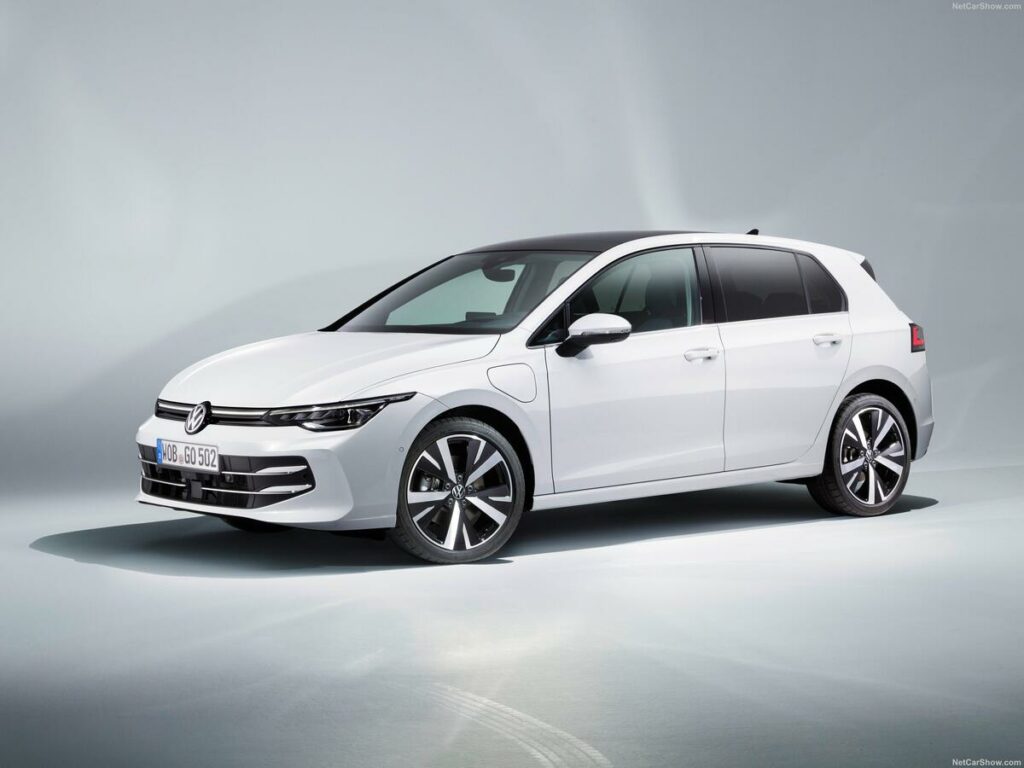 Volkswagen Golf 9: in arrivo la prima versione ibrida HEV per sfidare la Toyota Corolla - News