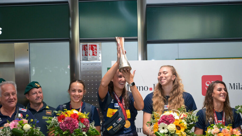 Volley: rientro da star per le azzurre, cori e applausi – Pallavolo Volley: rientro da star per le azzurre, cori e applausi - Pallavolo