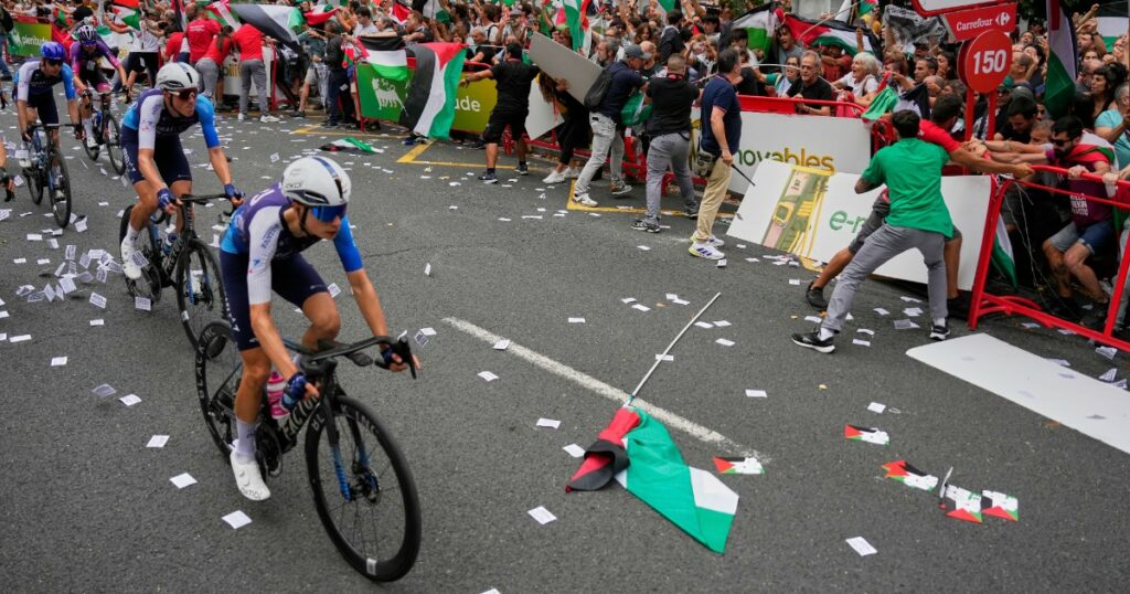 Vuelta, l’Israel Premier-Tech toglie il nome dalle divise dopo le manifestazioni pro Palestina: “Vogliamo garantire sicurezza ai corridori”