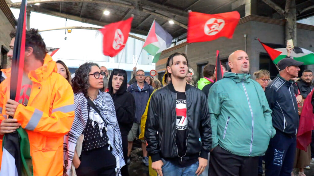 bloccato il porto di Livorno, cori e bandiere bloccato il porto di Livorno, cori e bandiere