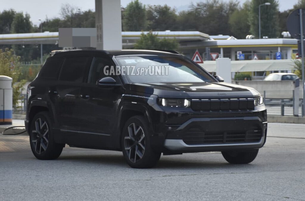 il SUV avvistato in strada si avvicina all’arrivo in concessionaria [FOTO SPIA]