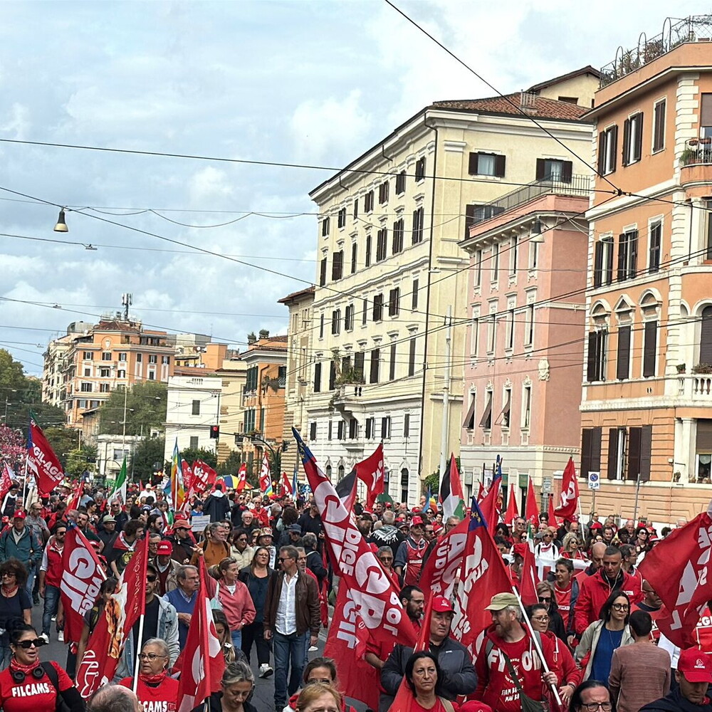 A Roma il corteo della Cgil, Landini: "Cambi la legge di bilancio o non escludiamo sciopero" A Roma il corteo della Cgil, Landini: "Cambi la legge di bilancio o non escludiamo sciopero"
