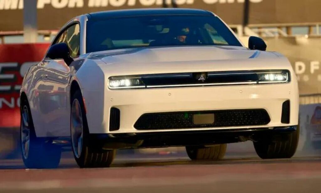 Dodge Charger: il V8 potrebbe davvero tornare. Stellantis pronta a investire 10 miliardi di dollari - News