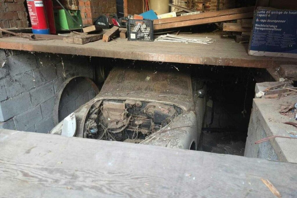 Insolita scoperta in Belgio: una Jaguar nascosta sotto il pavimento di una friggitoria – News Insolita scoperta in Belgio: una Jaguar nascosta sotto il pavimento di una friggitoria - News