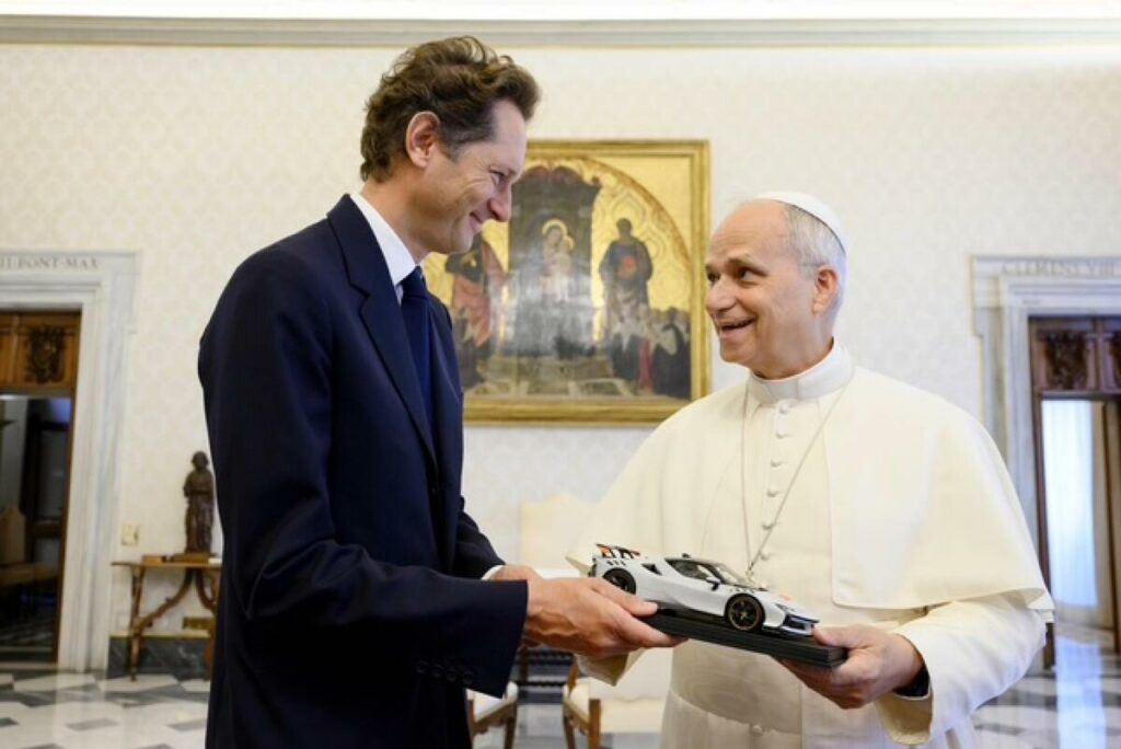 John Elkann in Vaticano: regala una Ferrari rossa al Papa Leone XIV - News