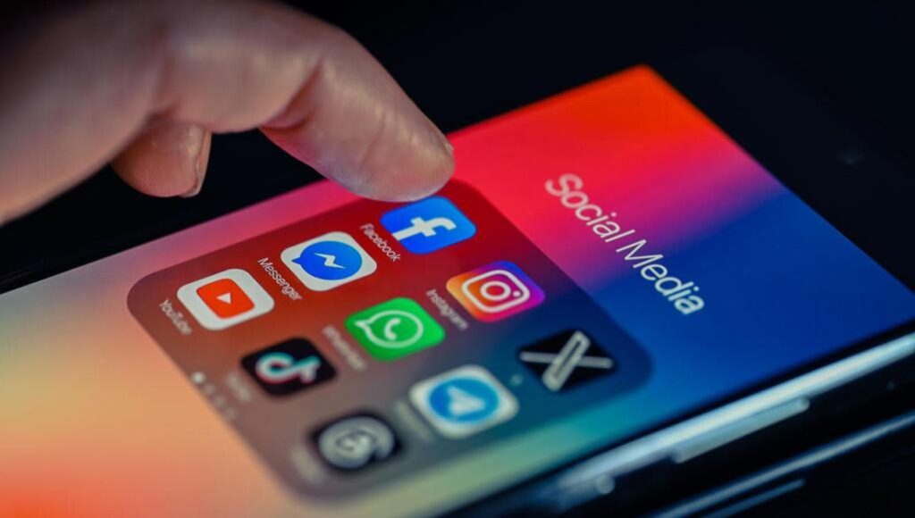 La Lega chiede lo stop di Facebook, TikTok, X e Instagram per gli under 14. Via anche da WhatsApp La Lega chiede lo stop di Facebook, TikTok, X e Instagram per gli under 14. Via anche da WhatsApp