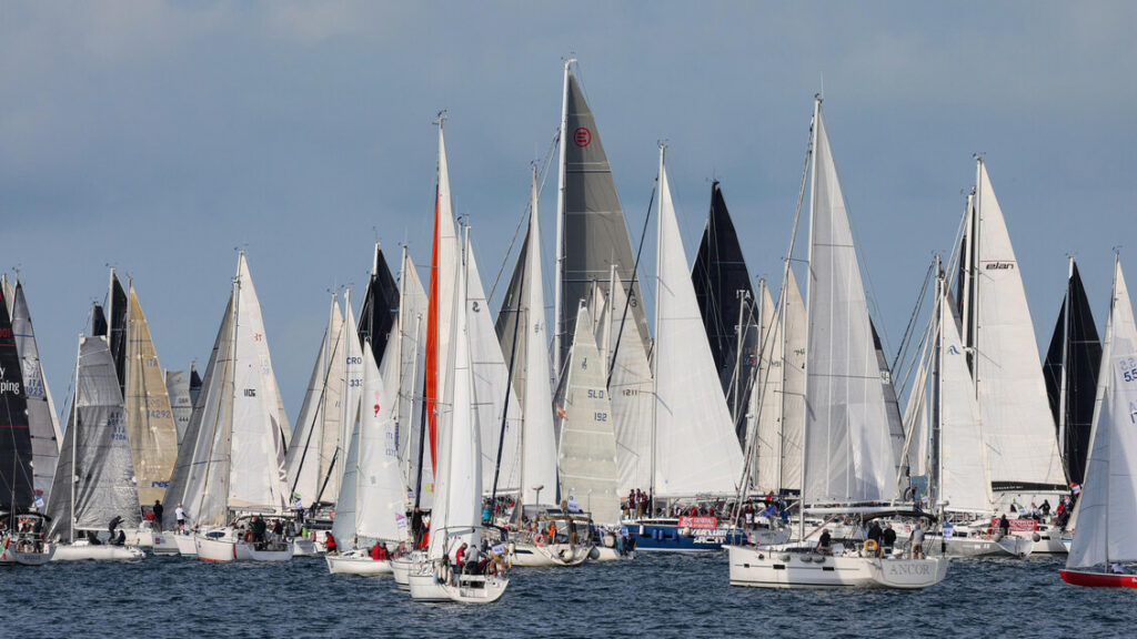 La cerimonia dell'alzabandiera inaugura la 57/a Barcolana - Altri Sport