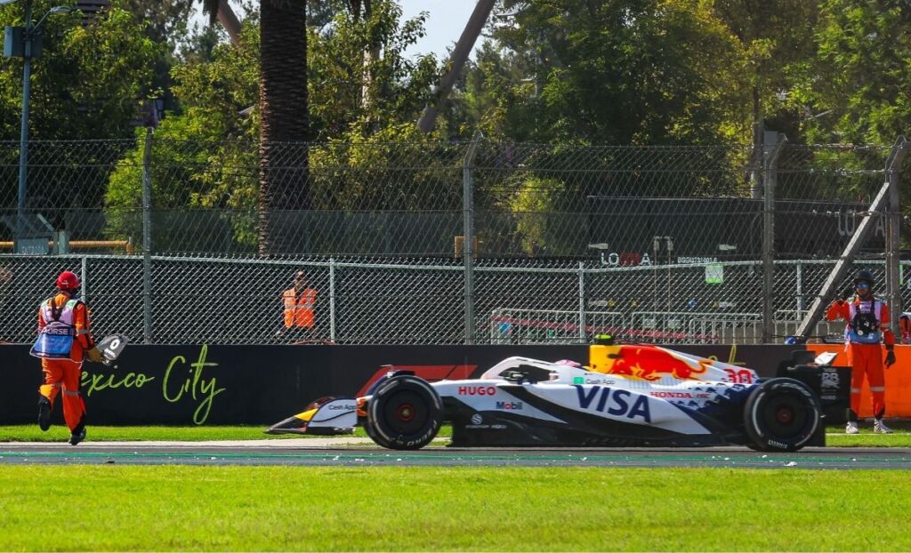 Follia alla sosta: Lawson trova i marshall in pista