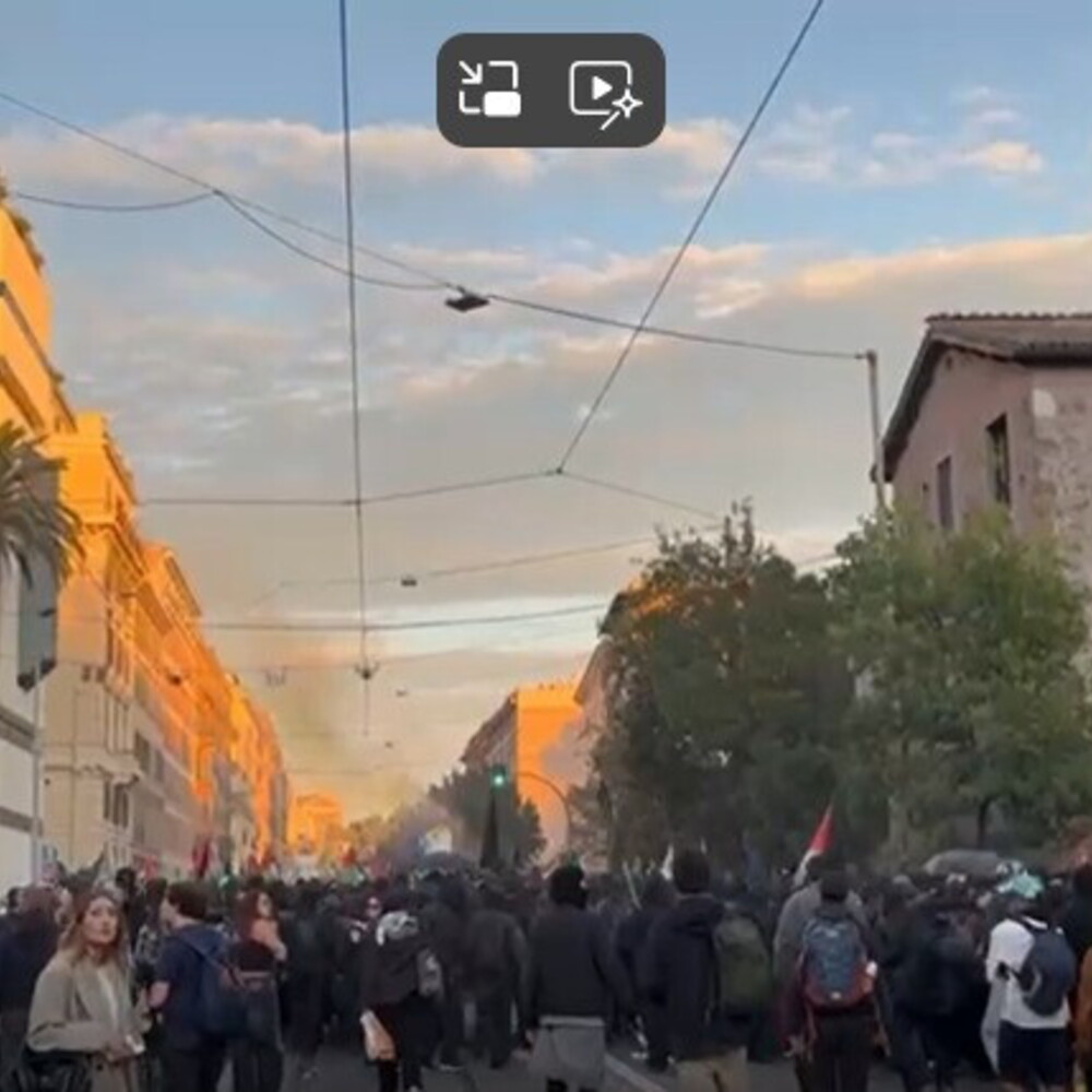 Manifestanti incappucciati al corteo per Gaza, polizia in allerta Manifestanti incappucciati al corteo per Gaza, polizia in allerta