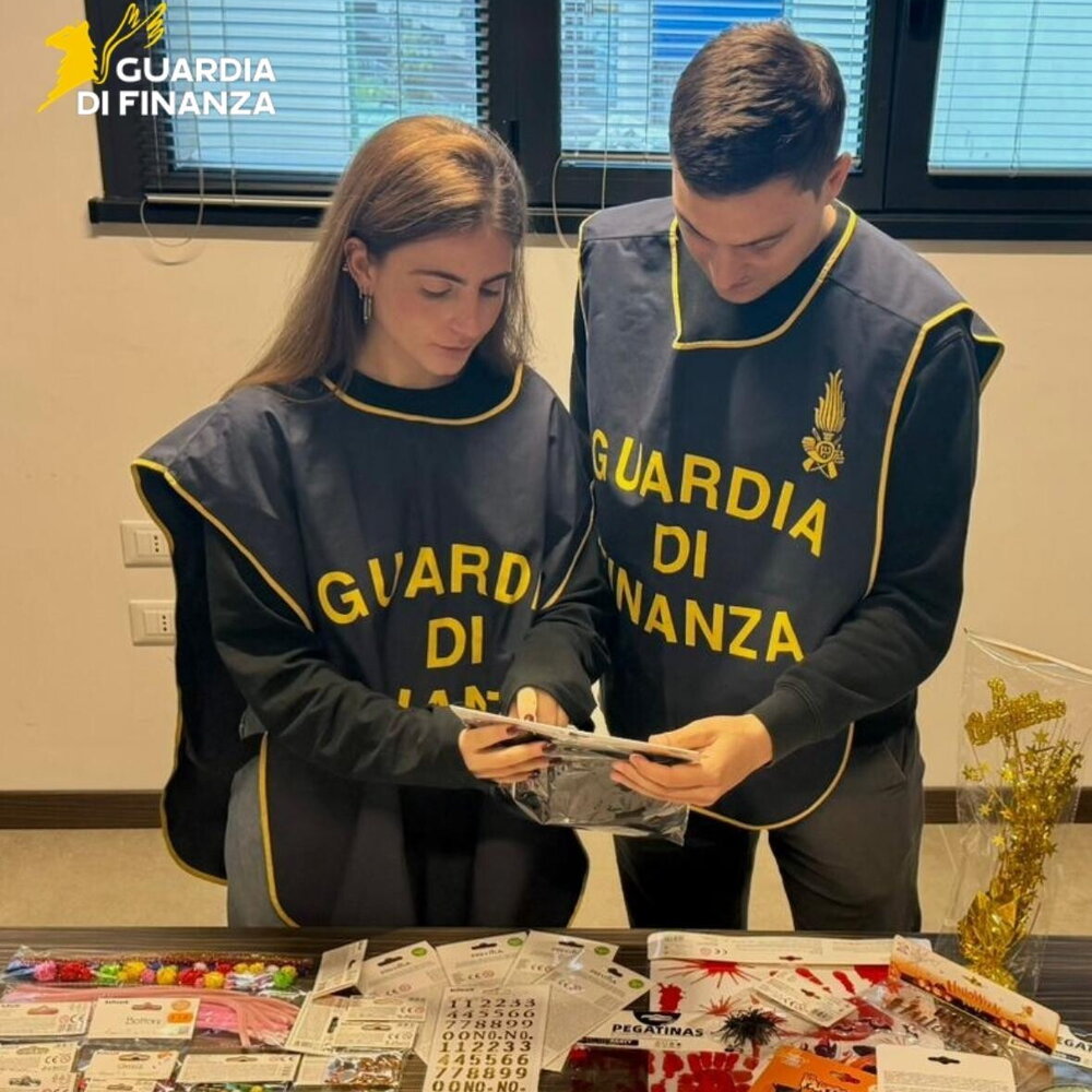 Milano, la Guardia di Finanza sequestra 118 mila articoli di Halloween Milano, la Guardia di Finanza sequestra 118 mila articoli di Halloween