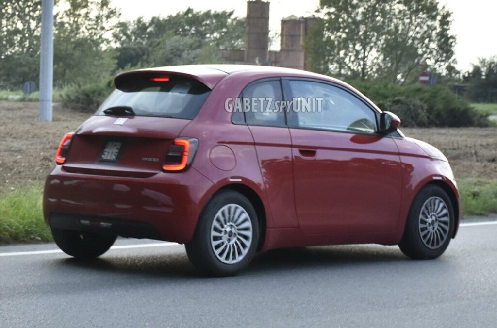 Nuova Fiat 500 Hybrid 3+1: la citycar ibrida con una porta in più si prepara al debutto [Foto Spia] - News