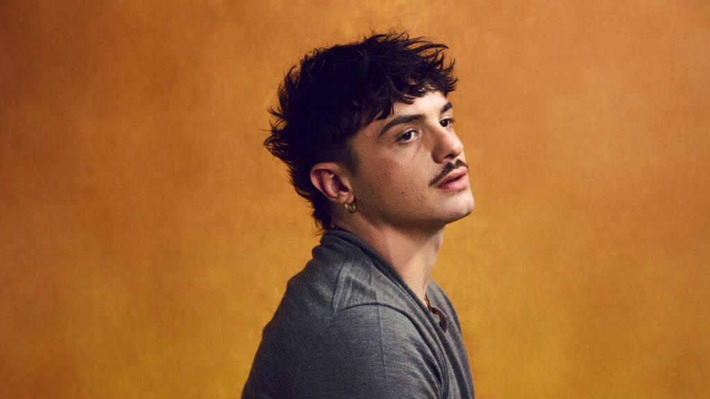 Olly: «Non cerco più di fare l’artistoide, voglio fare canzoni che possono cantare tutti. Ci resto male quando dicono che sono costruito a tavolino» Vanity Fair Italia