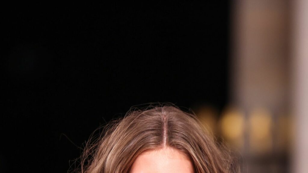 Paris Fashion Week: Isabel Marant, l'arte di applicare il bronzer e le altre tendenze make-up e capelli viste in passerella