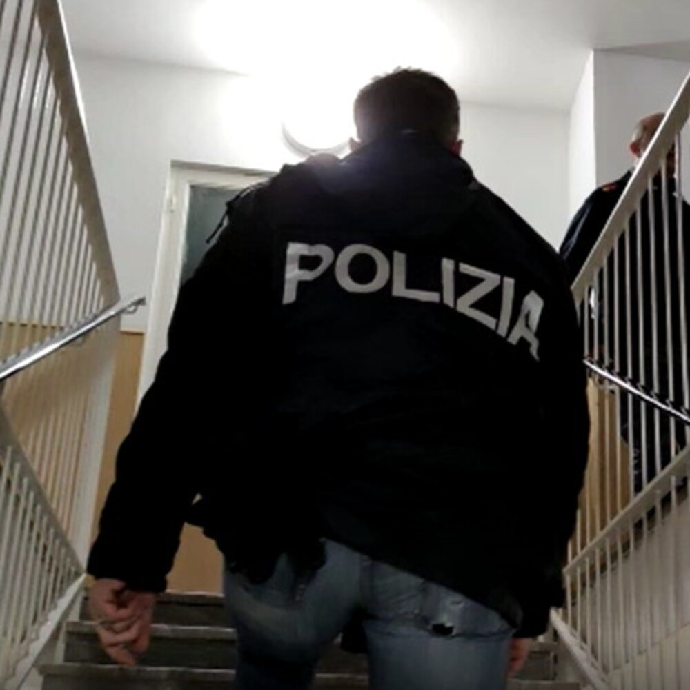 Si cosparge di solvente e minaccia di darsi fuoco. La Polizia lo salva a Padova Si cosparge di solvente e minaccia di darsi fuoco. La Polizia lo salva a Padova